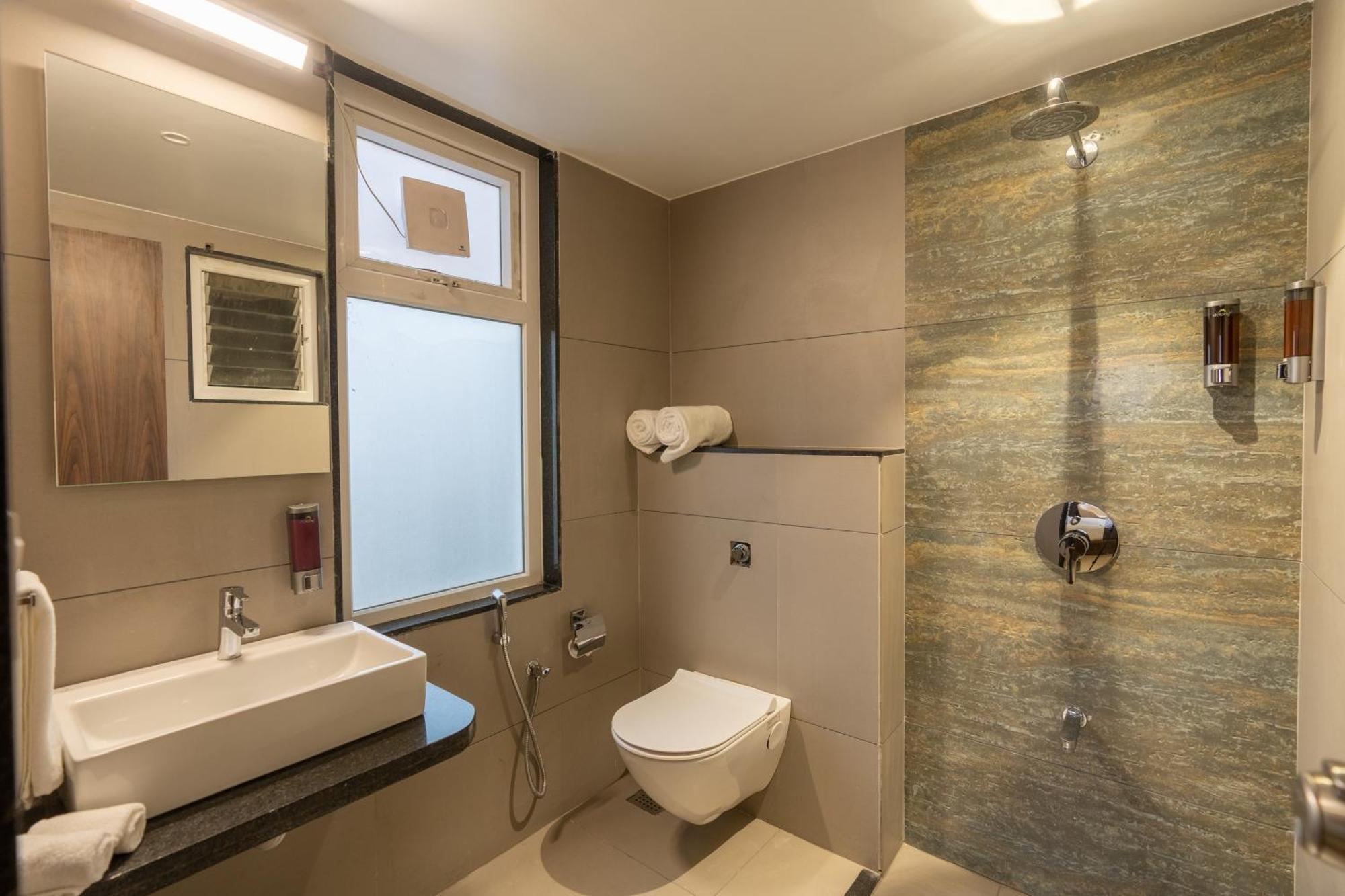 The Living Hub Business Hotel, Kolhápur Kültér fotó