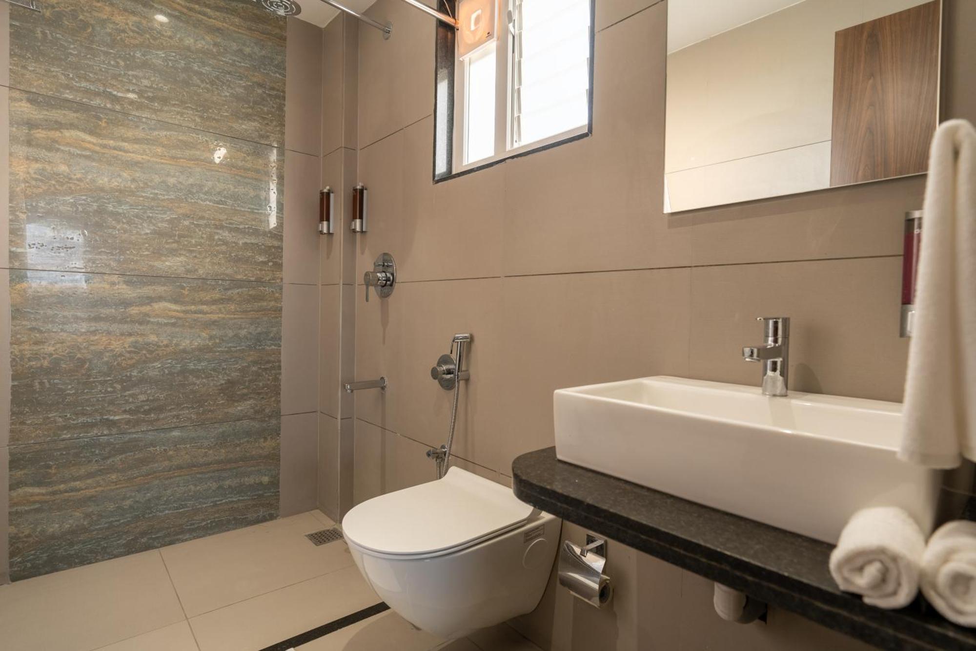 The Living Hub Business Hotel, Kolhápur Kültér fotó