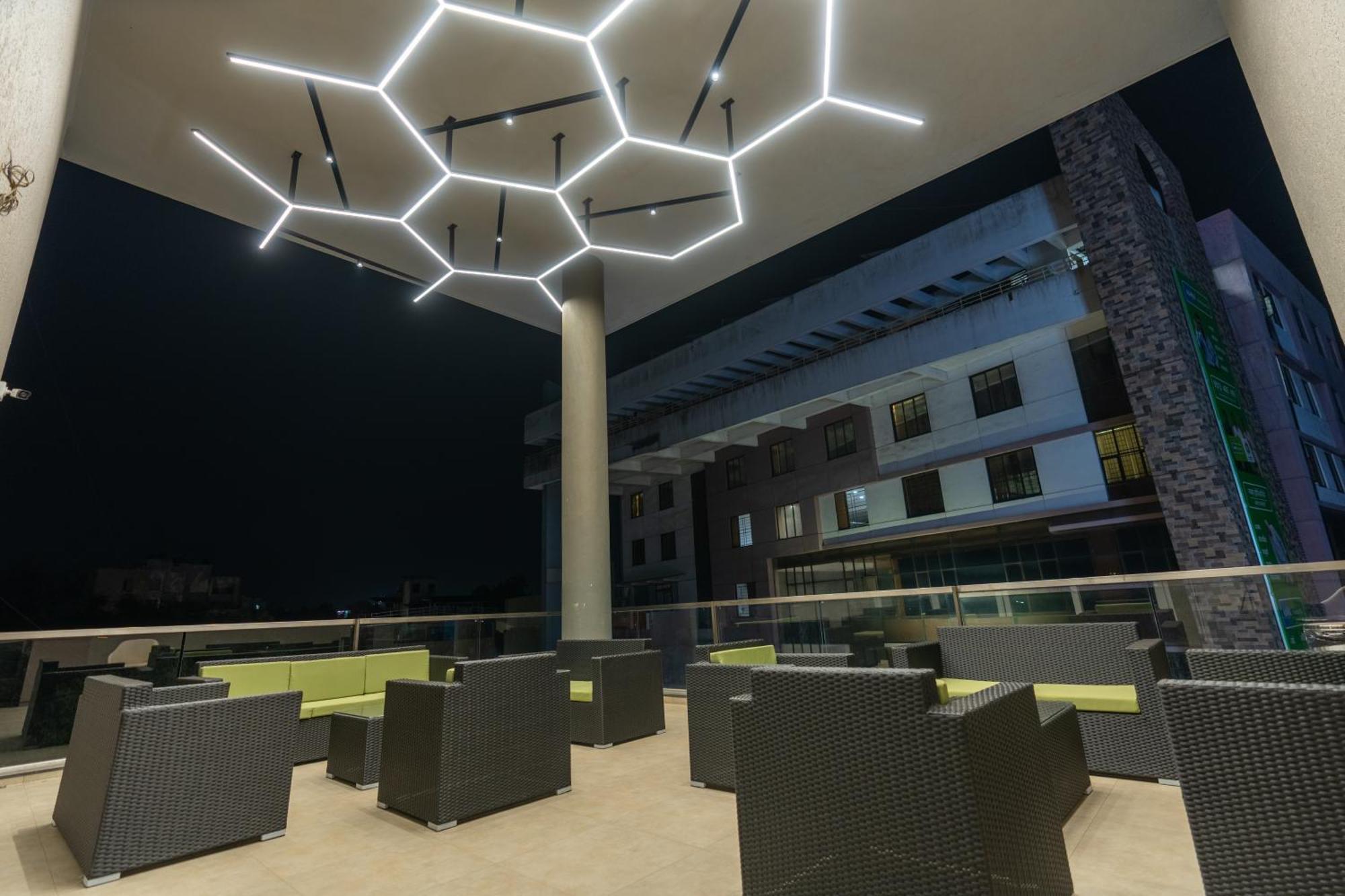 The Living Hub Business Hotel, Kolhápur Kültér fotó
