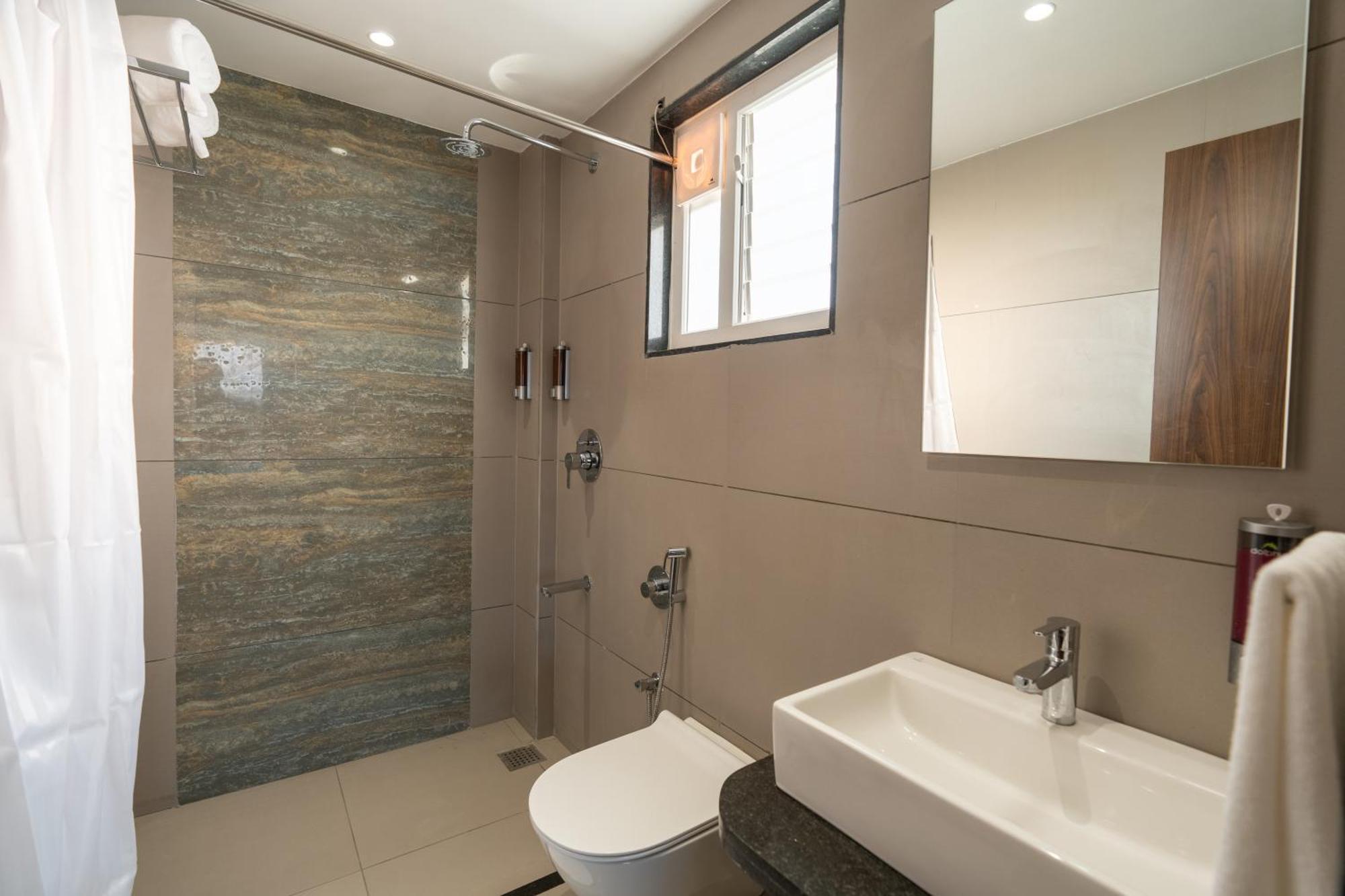 The Living Hub Business Hotel, Kolhápur Kültér fotó