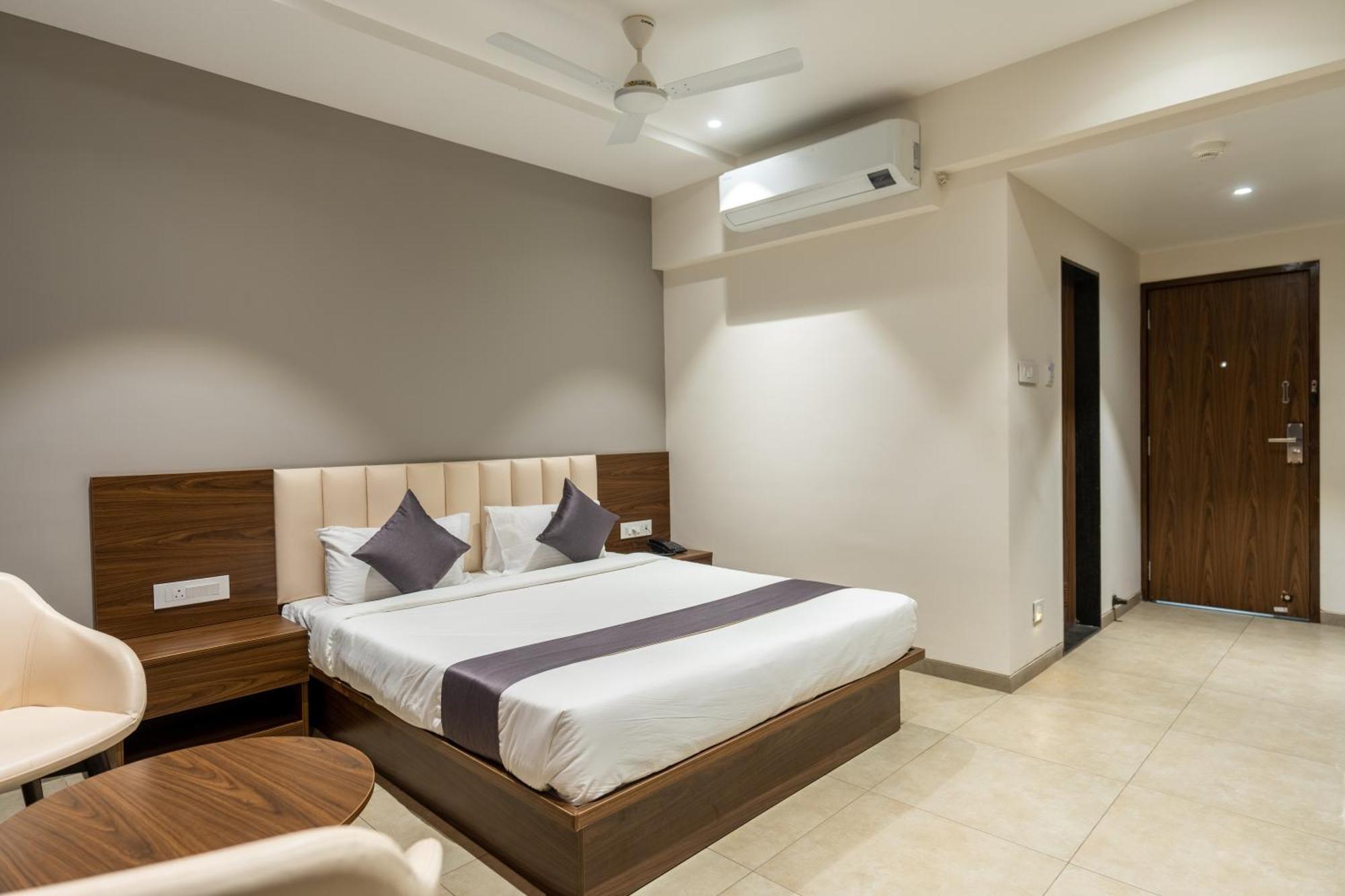 The Living Hub Business Hotel, Kolhápur Kültér fotó