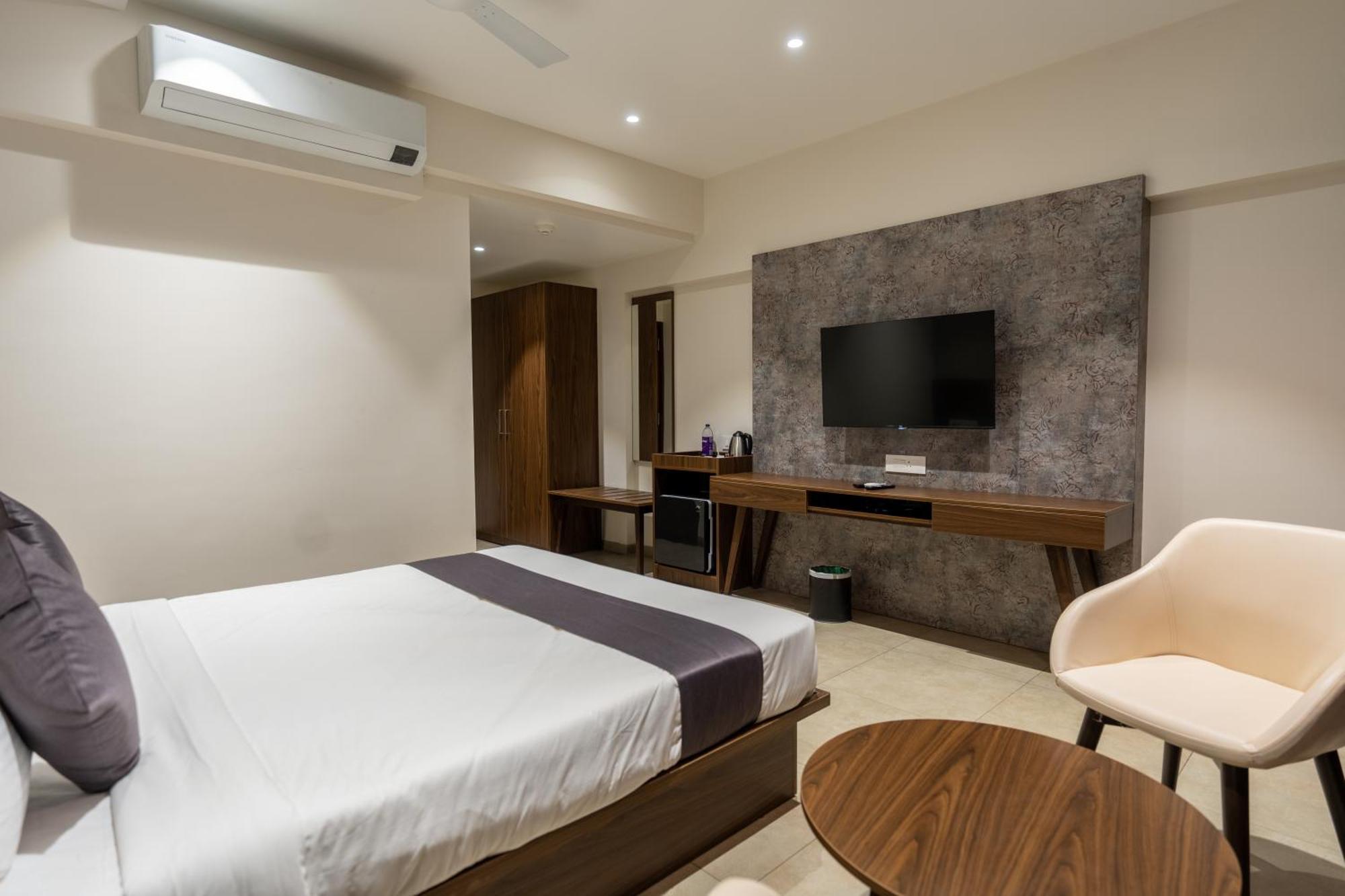 The Living Hub Business Hotel, Kolhápur Kültér fotó