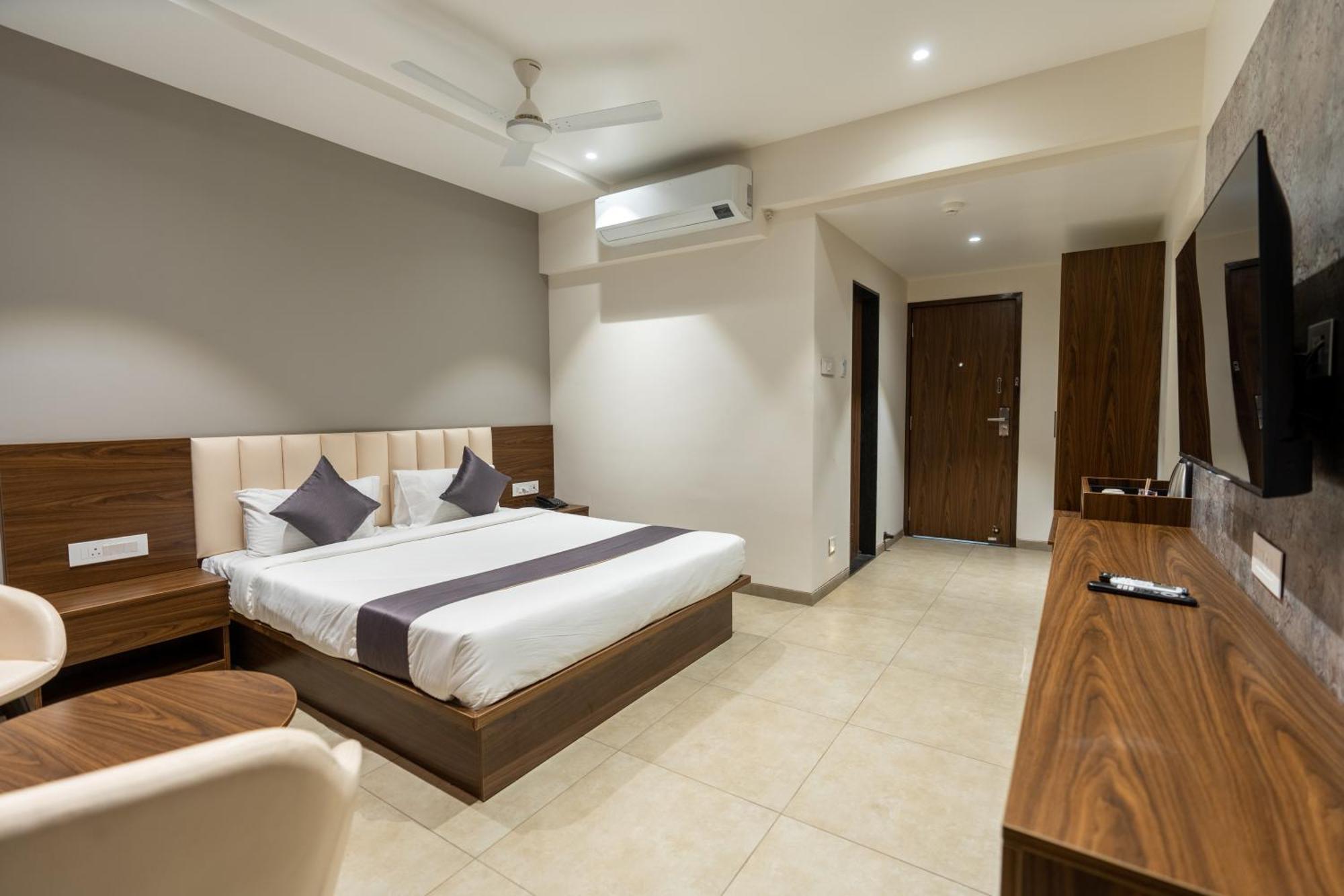 The Living Hub Business Hotel, Kolhápur Kültér fotó